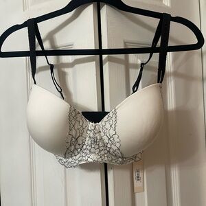NWT Camio Bra in white with black lace, lightly padded size 38H